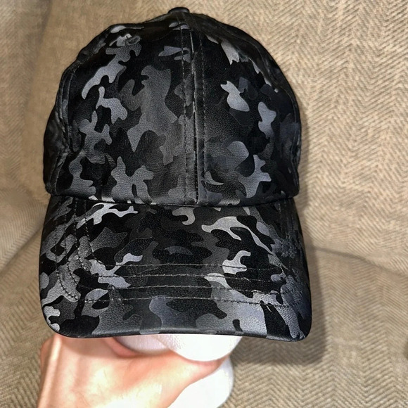 Ponyflo Leopard Women’s Cap/Hat adjustable/velcro/black/polyester - Picture 2 of 10